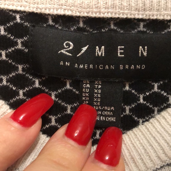 Honeycomb print black and white crew neck sweater - Picture 4 of 6